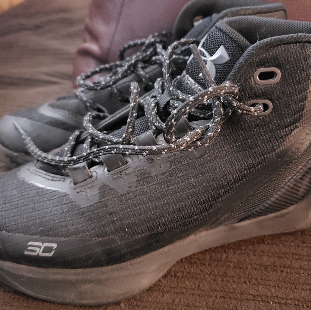 Boys size 4 UA Stephen Curry Basketball shoes